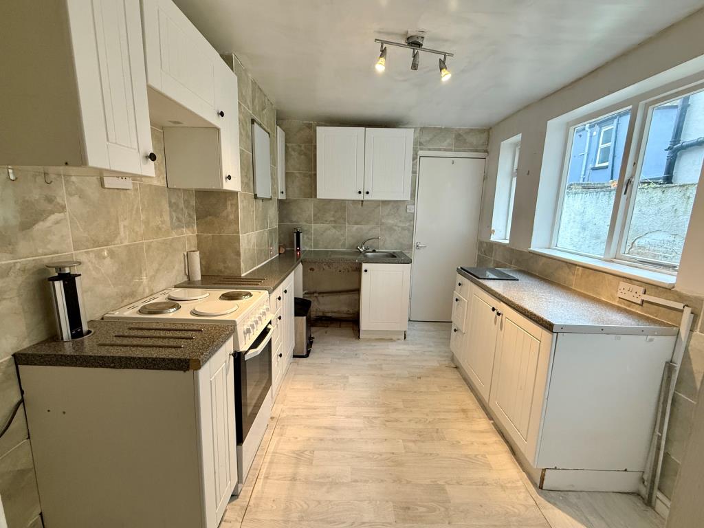 Lot: 35 - VACANT ONE-BEDROOM FLAT - Kitchen with access to garden